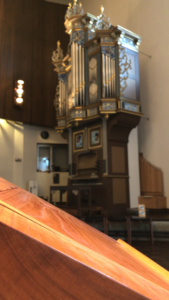 Pult und Orgel