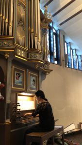新妻由加さんの演奏 G. Muffat: Toccata prima.